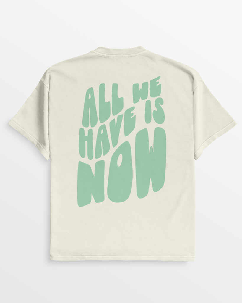 oversize tshirt All we have is now in Vintage-Weiß mit großer grüner Schrift, aus 100% Bio-Baumwolle