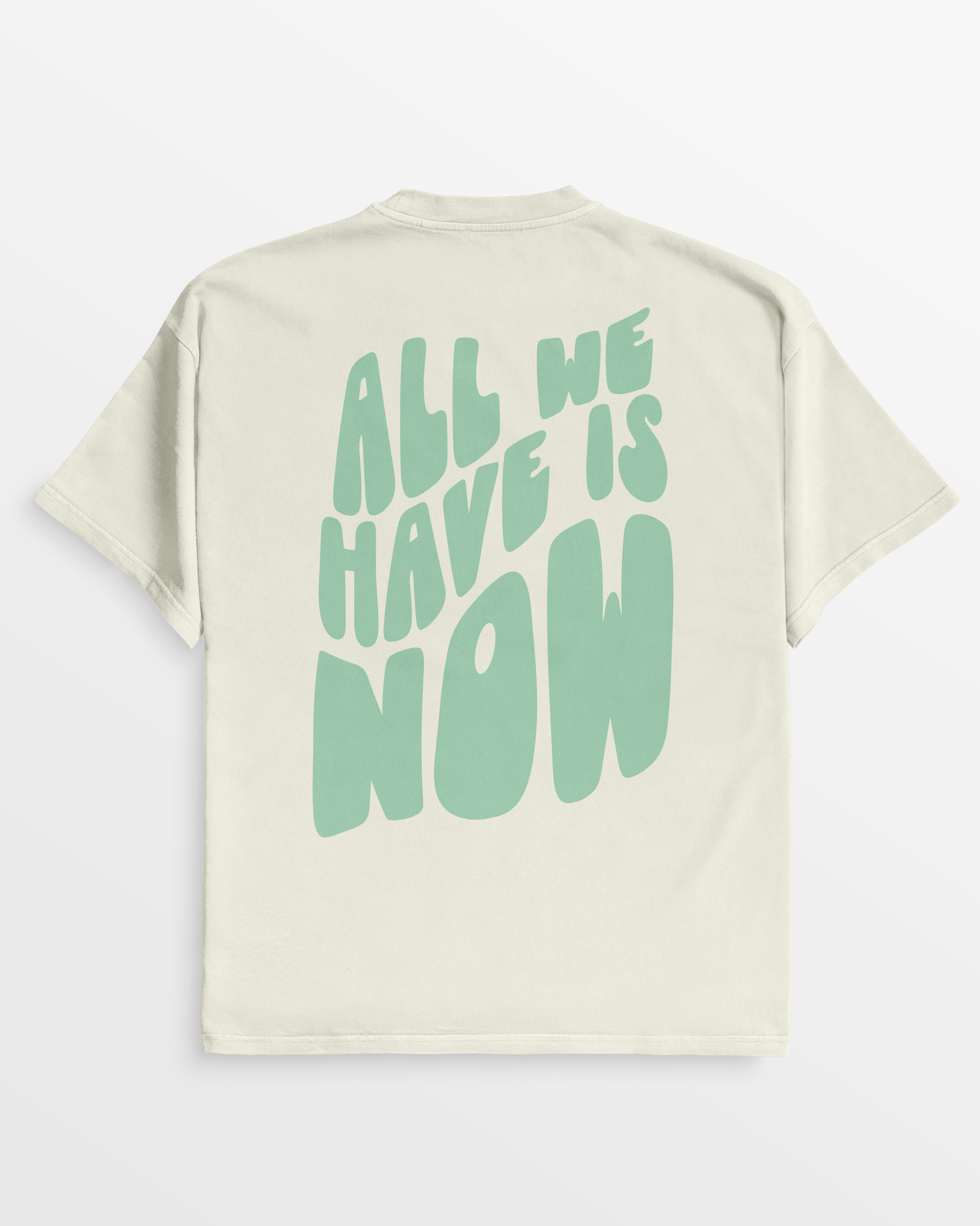 oversize tshirt All we have is now in Vintage-Weiß mit großer grüner Schrift, aus 100% Bio-Baumwolle