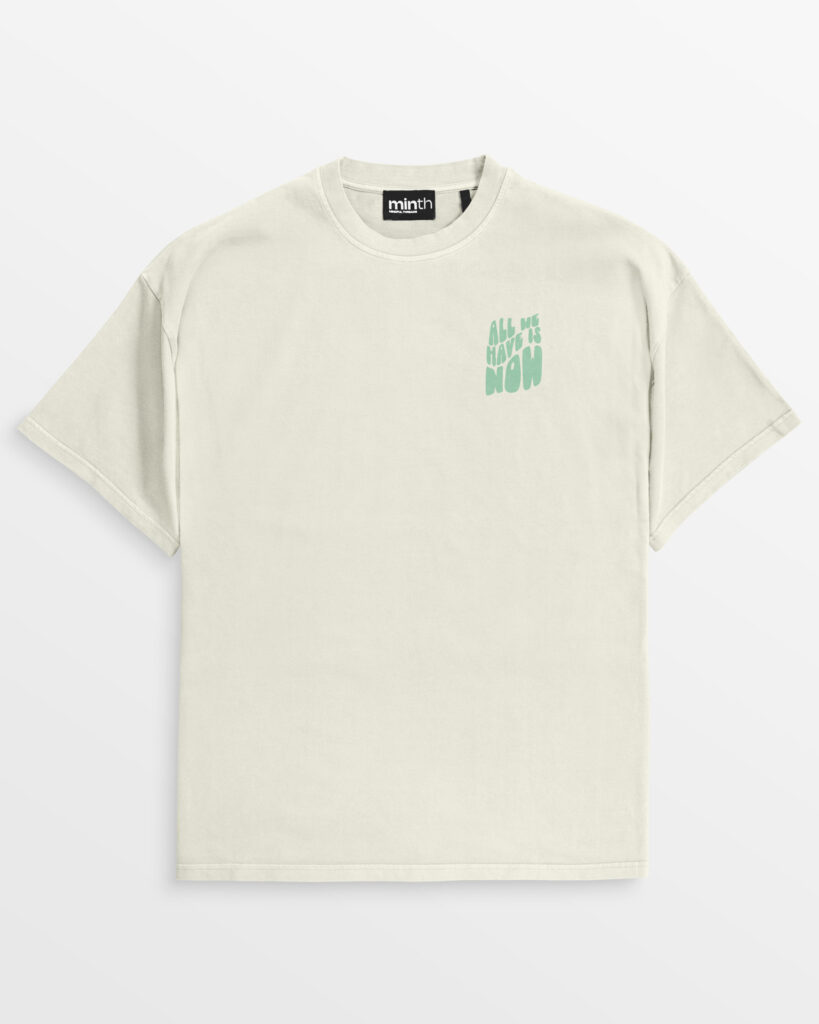 oversize tee All we have is now in Vintage-Weiß mit großer grüner Schrift, aus 100% Bio-Baumwolle